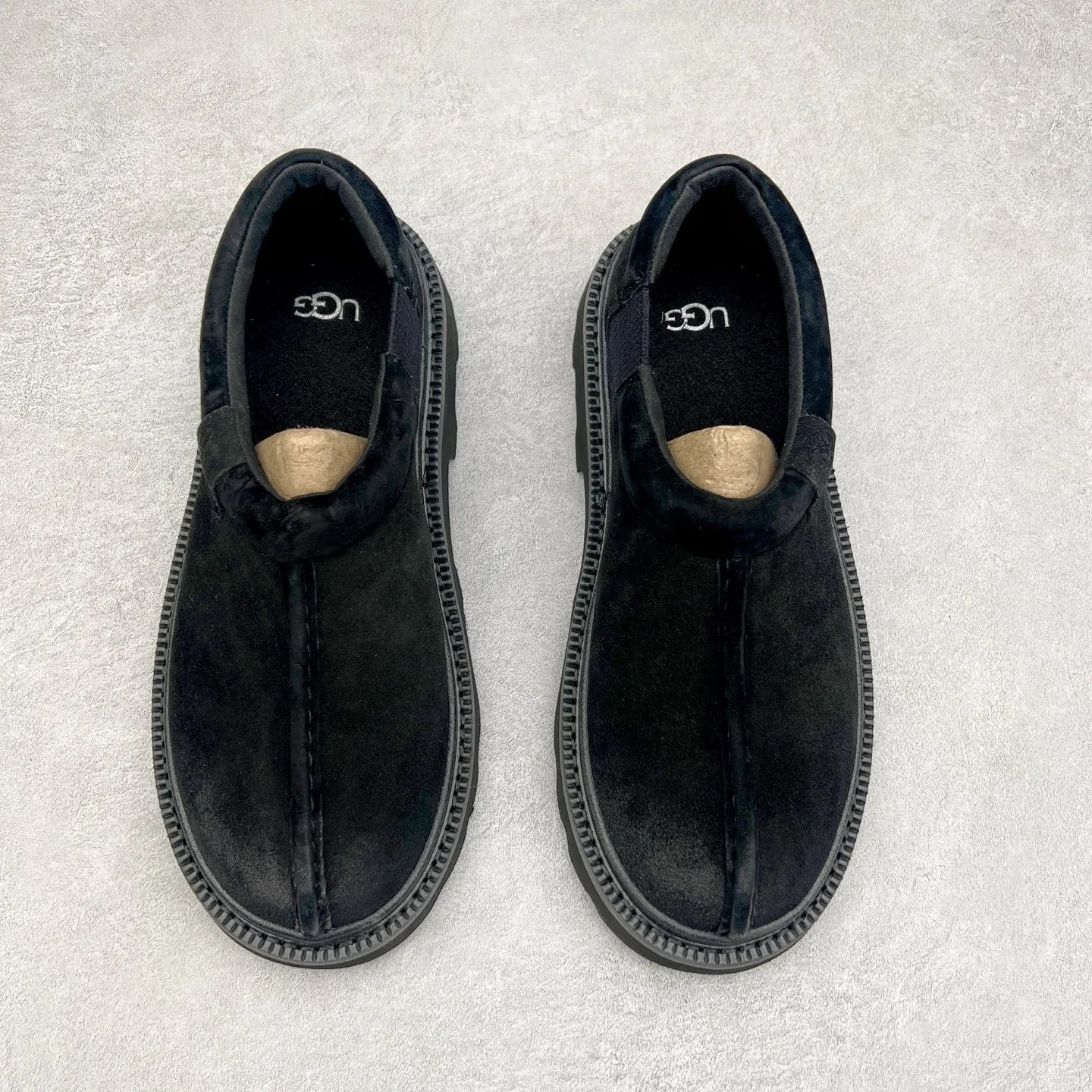 Pick up locally 💰600 UGG 6913 Tasman Lug suede round toe lightweight low-top lifestyle casual shoes. All shoes are made from the same factory as ZP. Longfeng A-grade Australian imported sheepskin and wool are integrated. Brand OEM production line fully follows the ZP process. OEM original pattern maker adheres to the principle of no original shoes and no development selection. Pay attention to every detail. The most authentic version on the market TREADLITE "Light Wing" technology outsole Lightweight/durable/flexible/pile size: 40 41 42 43 44 Coding: yby2936060